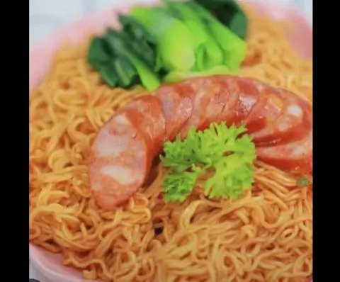 Hình ảnh Mì siêu cay trộn xúc xích