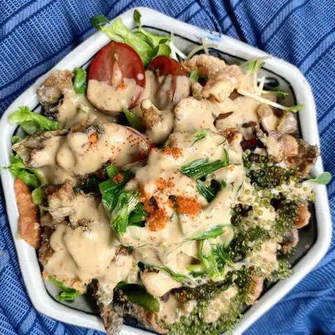 Hình ảnh Salad da cá hồi giòn đặc biệt 