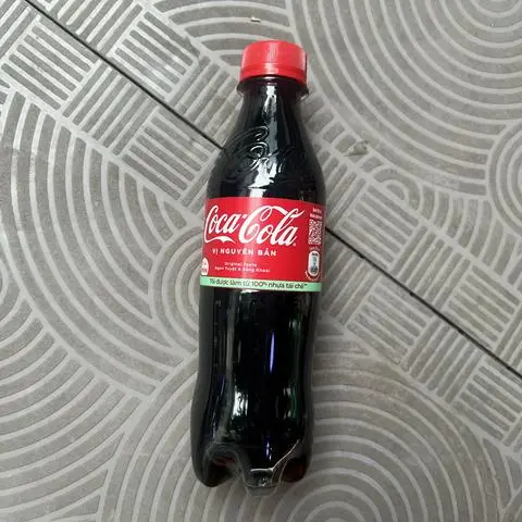 Hình ảnh Coca chai pet 300ml - kèm tẩy đá. 