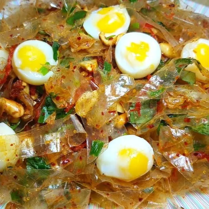 Hình ảnh Bánh tráng trộn trứng cút( trộn sẵn)