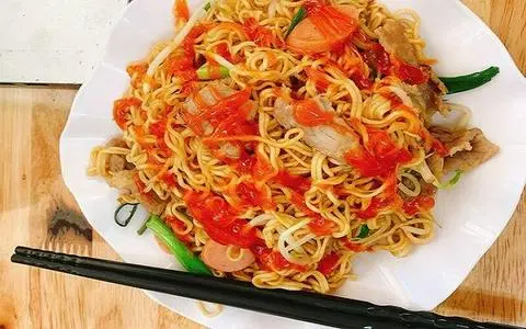 Hình ảnh Mì Gói Xào Trứng + Xúc Xích