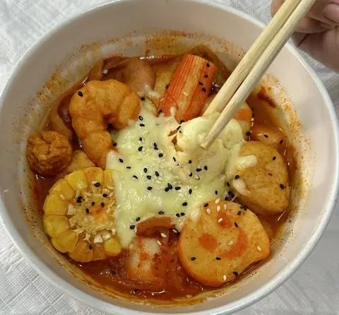 Hình ảnh Set tokbokki phủ phô mai sợi full topping
