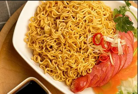Hình ảnh Mì xào xúc xích TP