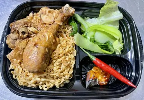 Hình ảnh mì trộn gà mắm tỏi thấm vị 
