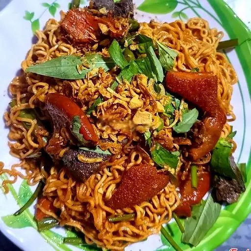 Hình ảnh Phá lấu xào mì gói 
