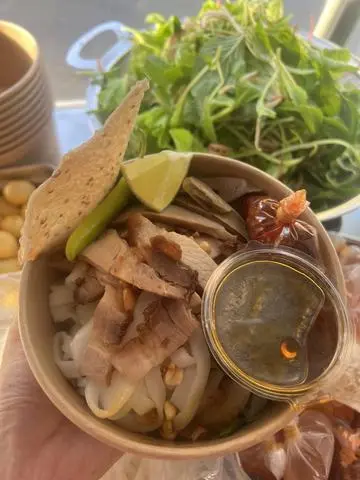 Hình ảnh Mì Quảng Trộn Thịt xá xíu+ chả bò