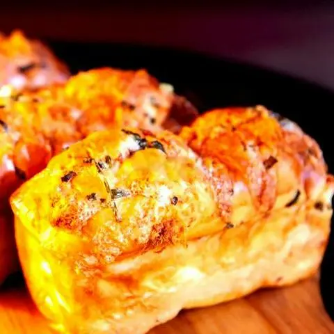 Hình ảnh Bánh mỳ pate chà bông