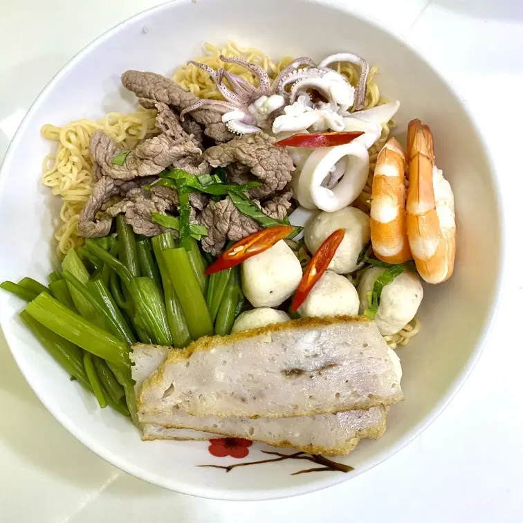 Hình ảnh Mì hải sản chua cay