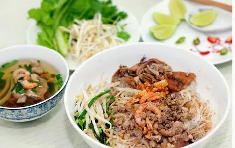 Hình ảnh Hủ Tiếu Mì Khô - Xương / Giò / Má Heo.