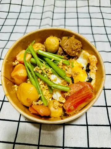 Hình ảnh Mì trộn thập cẩm sốt tomyum