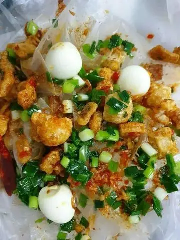 Hình ảnh Bánh tráng mỡ hành trứng cút tốp mỡ