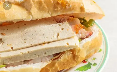 Hình ảnh Bánh mì heo quay - chả lụa