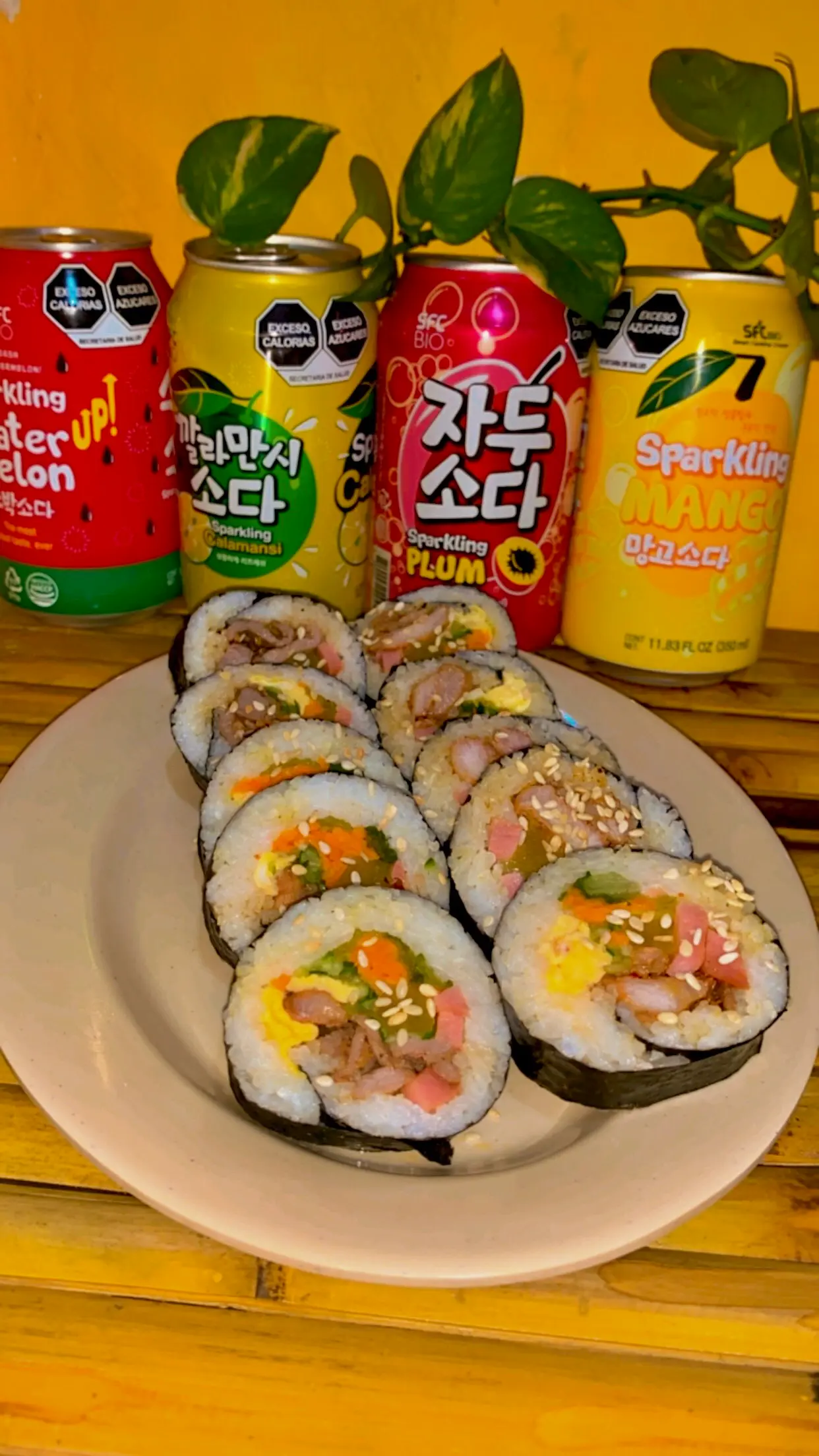 Hình ảnh Kimbap heo tỏi cay