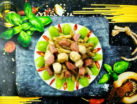 Hình ảnh Xào xiên que + xúc xích đức