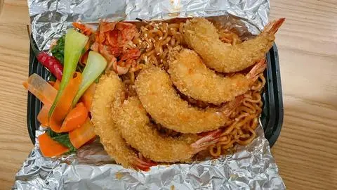 Hình ảnh mì trộn cay tôm chiên xù 