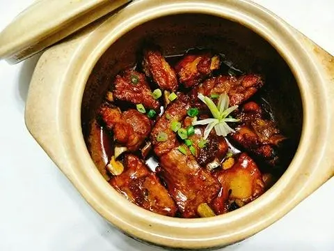 Hình ảnh cơm sườn non kho tộ