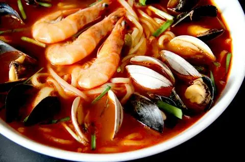 Hình ảnh Mì Champong hải sản Hàn Quốc