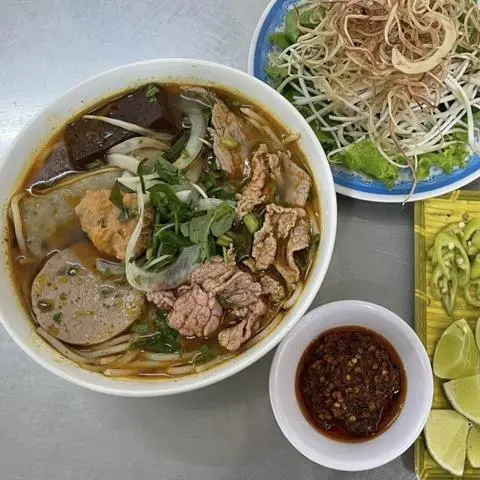 Hình ảnh Bún bò tái - chả 