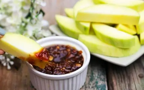 Hình ảnh xoài non+ hủ mắm ruốc
