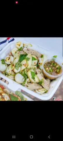Hình ảnh Chả bò trộn cốc xoài trứng cút tặng phồng tôm