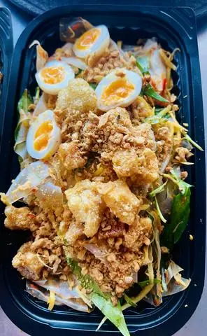 Hình ảnh bánh phơi sương trộn ớt sate, tóp mỡ giòn, trứng lòng đào