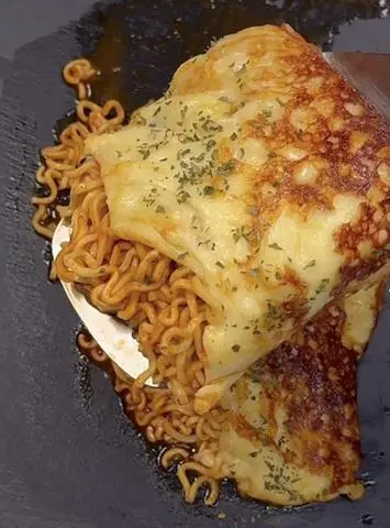 Hình ảnh Mì ôm trứng phomai
