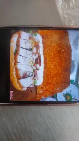 Hình ảnh Bánh mì heo quay da giòn