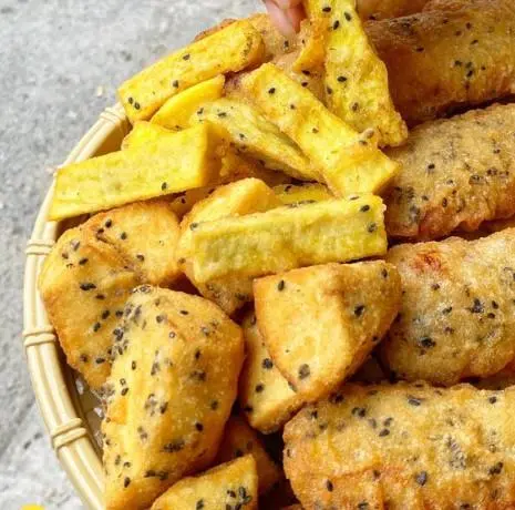 Hình ảnh Sake chiên mè đen lắc phô mai