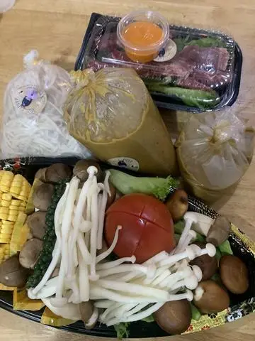 Hình ảnh lẩu cà ri ( rau củ, thịt bò , tôm )