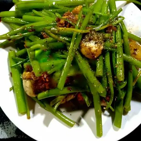 Hình ảnh Cút lộn xào rau muống me