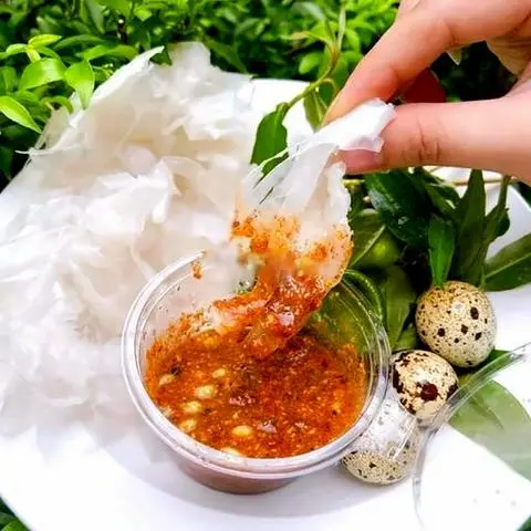 Hình ảnh Bánh tráng bà gánh kèm trứng