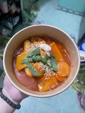 Hình ảnh tokboki phô mai ( chả cá + xúc xích )