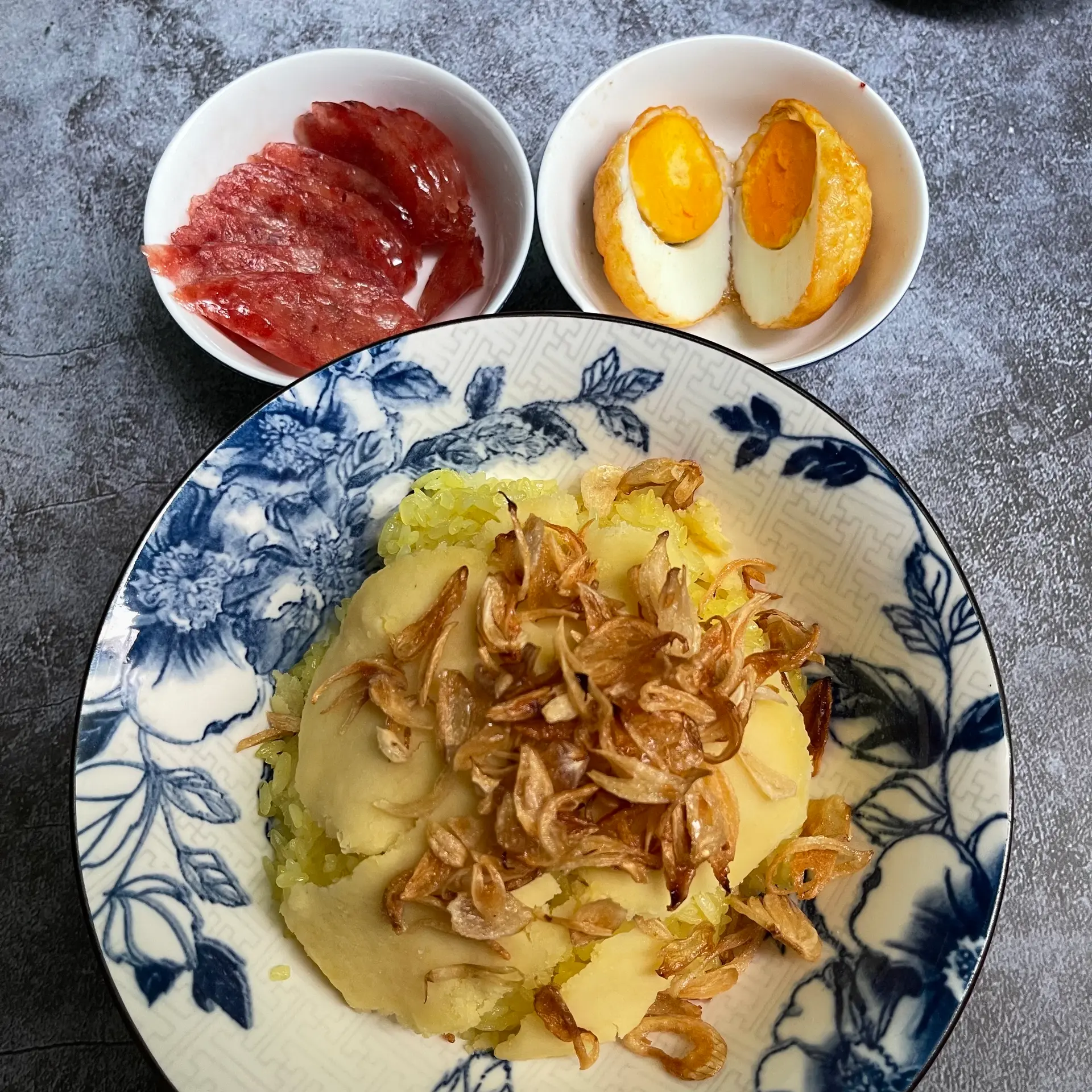 Hình ảnh Xôi xéo Trứng kho + Lạp xưởng