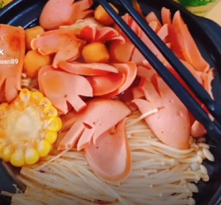 Hình ảnh Mì cay xúc xích