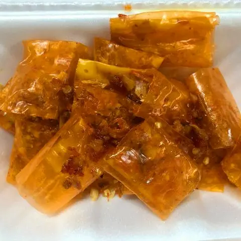 Hình ảnh bánh tráng đỏ cuốn bơ hành phi 