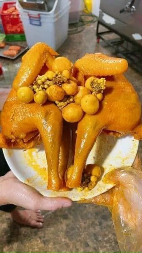 Hình ảnh Gà ủ muối XÔNG KHÓI ôm trứng non  (nguyên con) - CHẶT SẴN