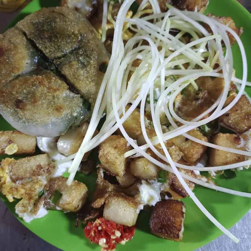 Hình ảnh bột chiên 2 trứng thêm bánh hẹ 