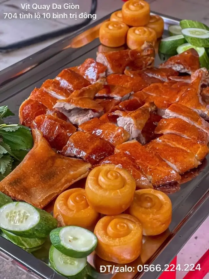 Hình ảnh Nửa con vịt quay da giòn
