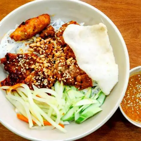 Hình ảnh Bún tá lả ăn kèm mắm nêm