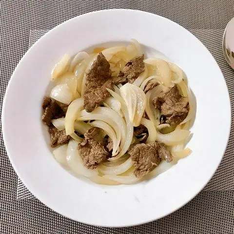 Hình ảnh Cơm bò xào củ hành + 1 ly nuớc