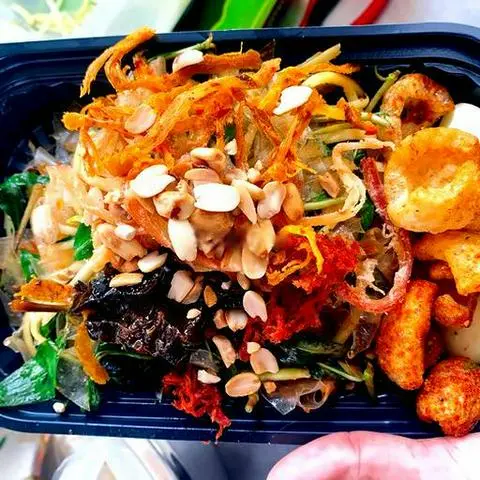 Hình ảnh Bánh tráng phơi sương trộn da heo