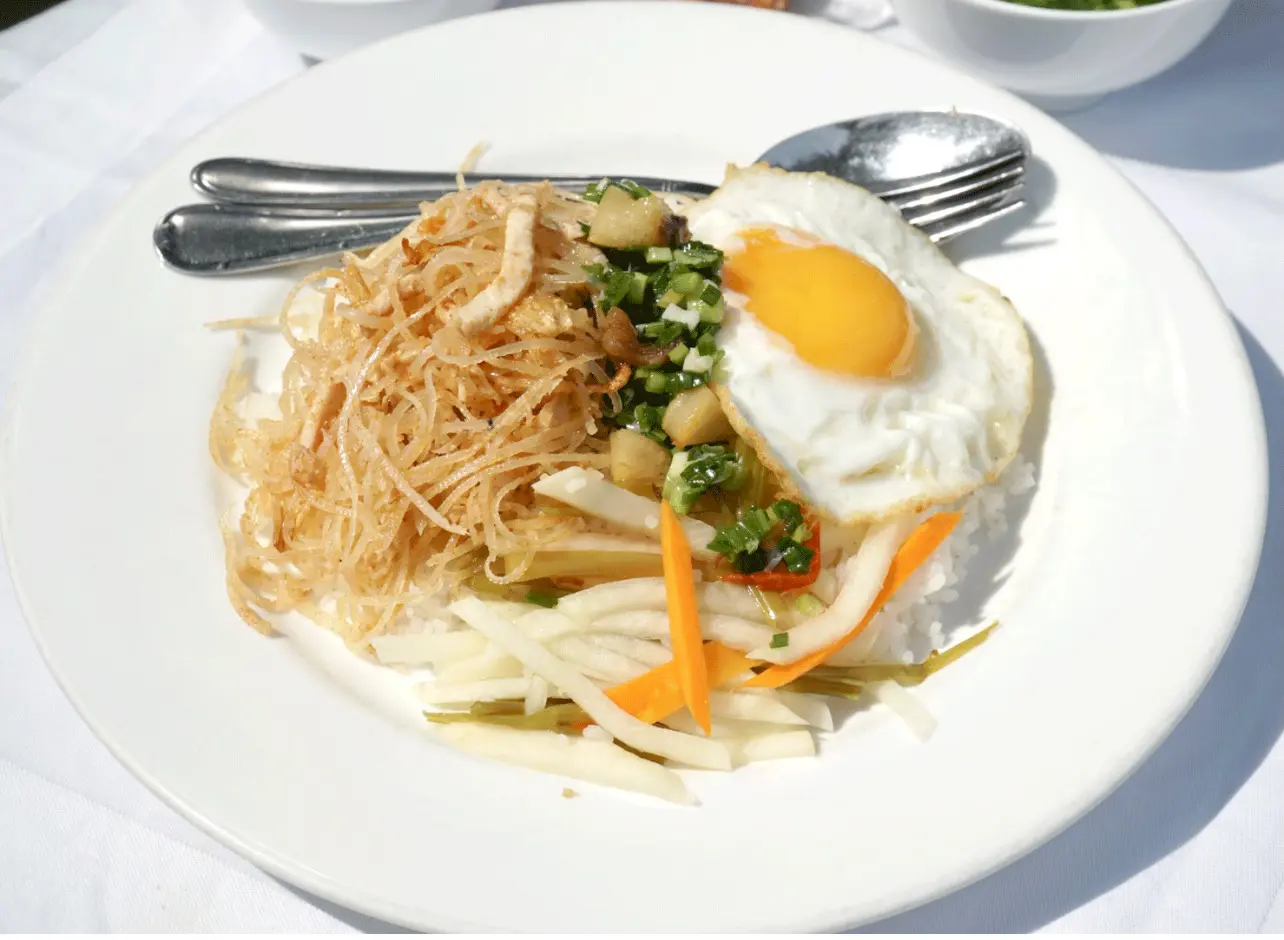 Hình ảnh Cơm tấm bì trứng ốp la