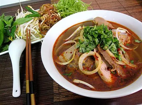 Hình ảnh Bún bò đầy đủ
