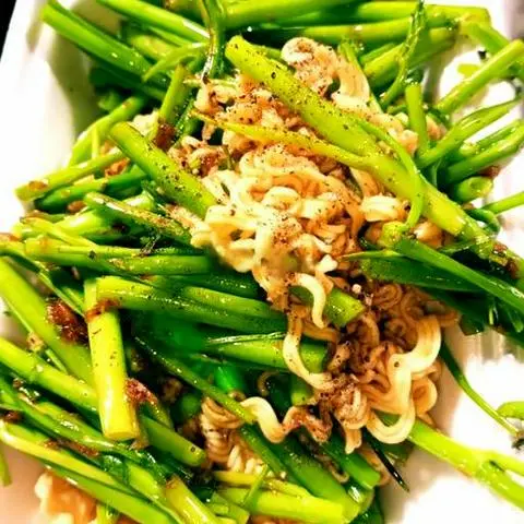 Hình ảnh Rau muống xào mì tôm