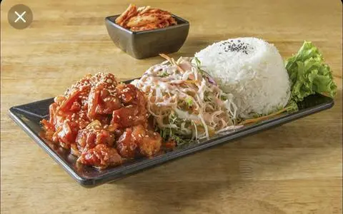 Hình ảnh Cơm Gà Sốt Cay kiểu Hàn Quốc