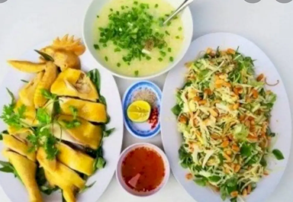 Hình ảnh Gà nguyên con chặt trộn chua ngọt