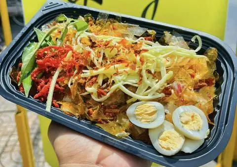 Hình ảnh Bánh Tráng Trộn Sốt Bò Satế Cay