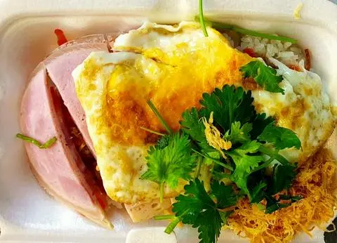 Hình ảnh Xôi thịt chả đặc biệt + ốp la
