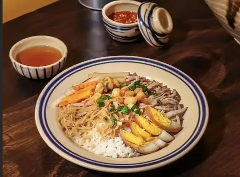 Hình ảnh Cơm tấm bì thịt khìa cắt