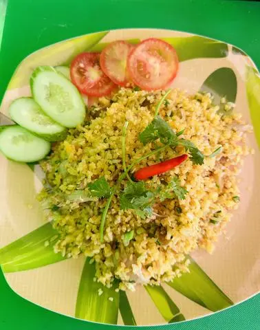Hình ảnh Cơm gà xé cá mặn